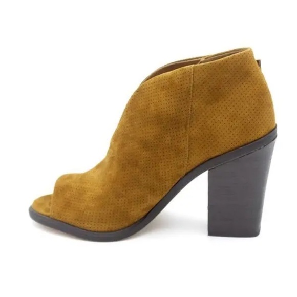 Vince Camuto- NIB Woman Pumpernickle Suede Front VCut PeepToe , Size 8W - Picture 3 of 9